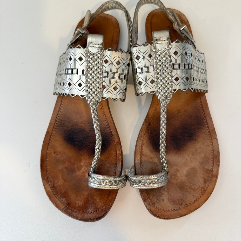 BCBGMAXAZRIA Silver Metallic Laser Cut Braided Toe Loop Flat Sandals 7.5B